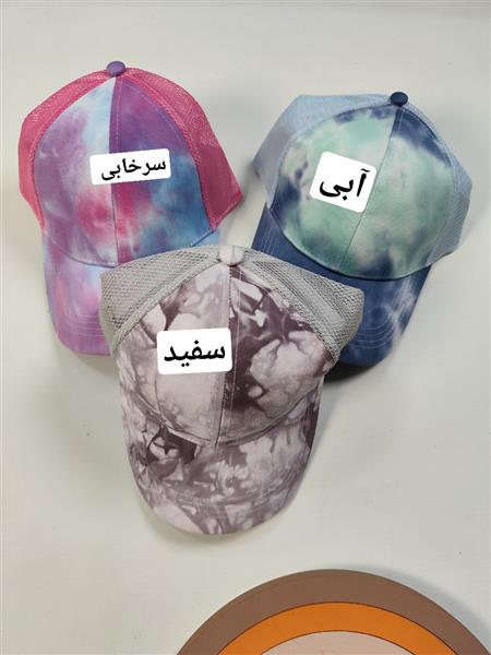 کلاه نقابدار آبرنگی پشت تور 