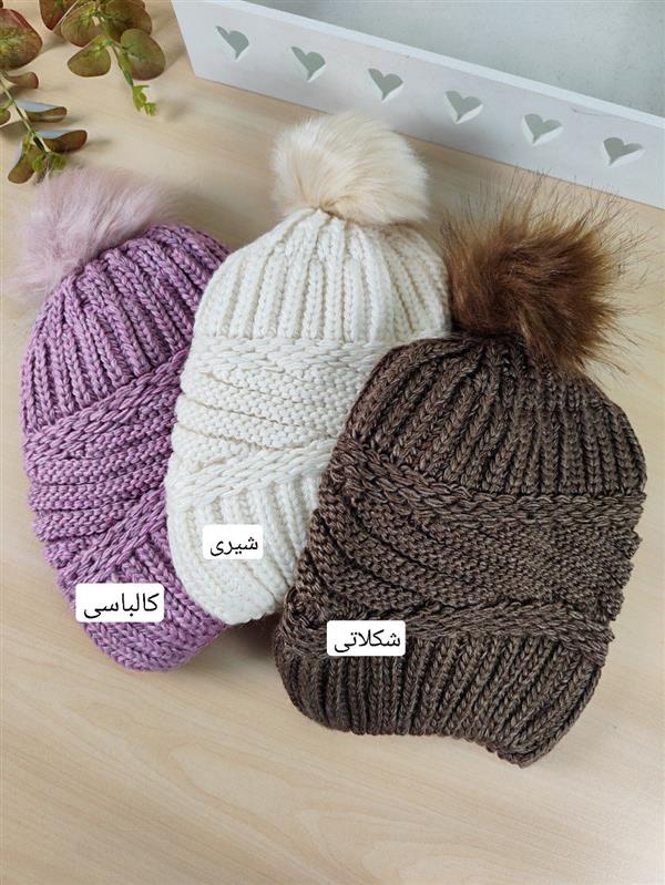 کلاه نیمه کجراه پوم دار 