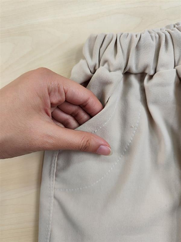 تیشرت شلوارک دختر و چمنزار 