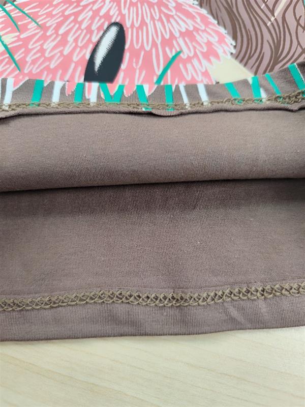 تیشرت شلوارک دختر و چمنزار 
