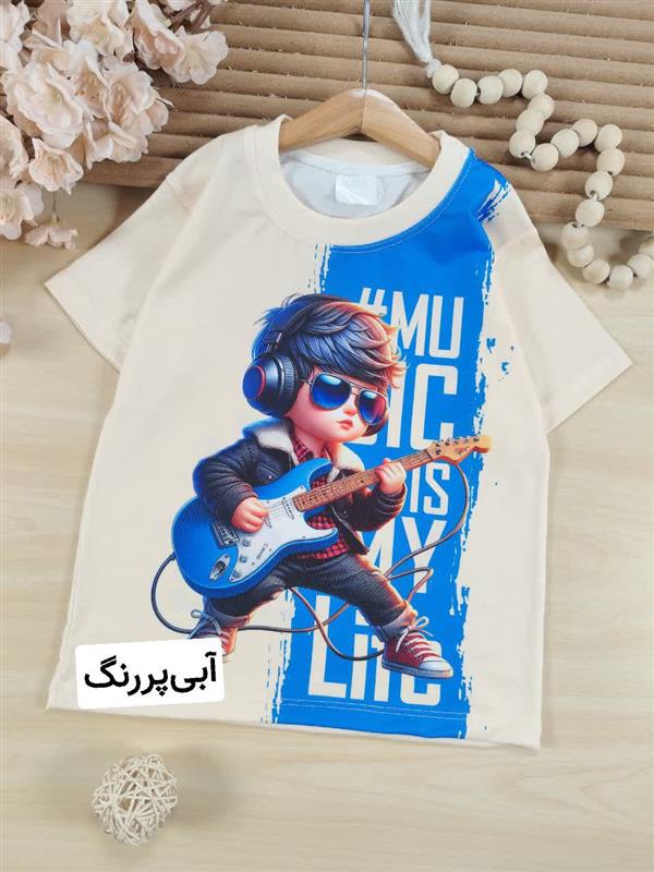تیشرت تک پسر و گیتار 
