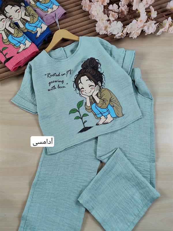 کراپ شلوار دختر و گیاه