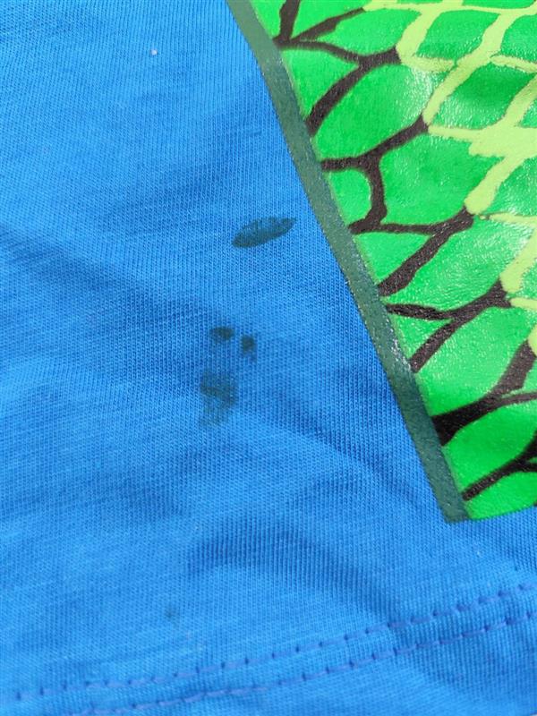 تیشرت تک پسر و دایناسور