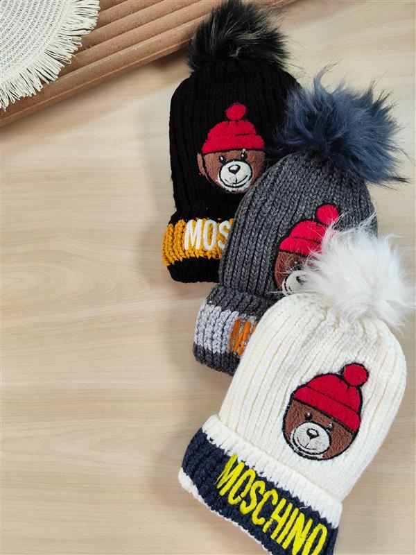کلاه و شال گردن moschino