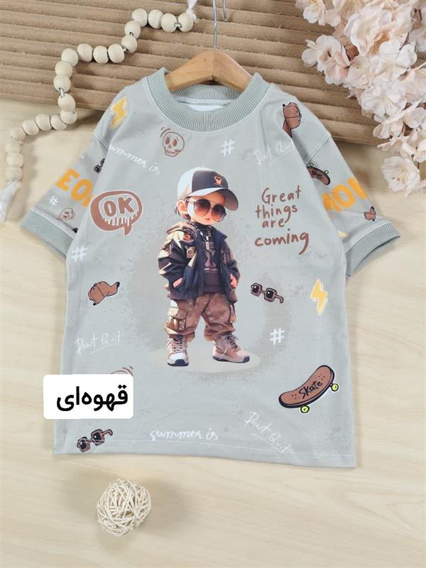 تیشرت تک پسر عینکی 