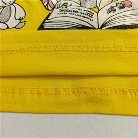 تیشرت شلوارک دخترک کتابخون