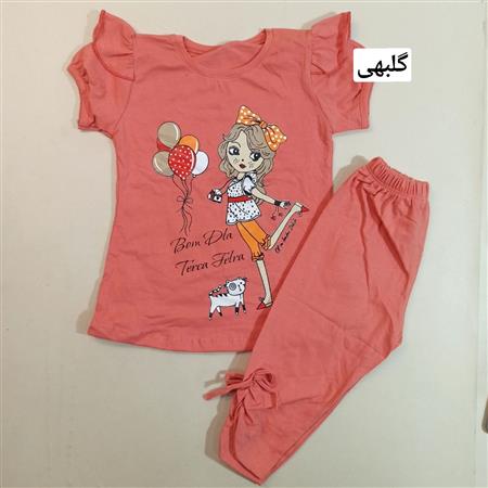 تیشرت شلوارک دخترک عکاس