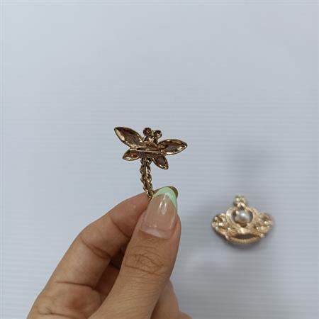 سنجاق سینه تاج و سنجاقک