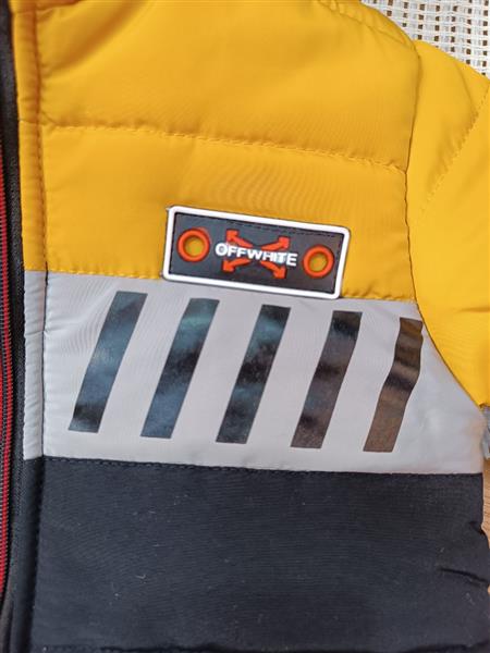 کاپشن off-white